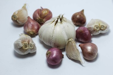 Beyaz arkaplanda sarımsak izole edilmiş.