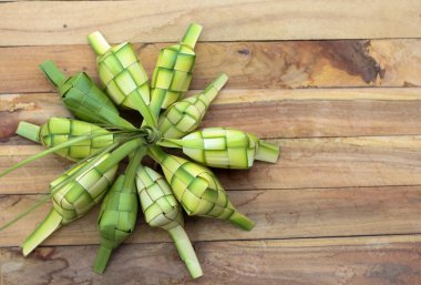 Ketupat veya pirinç köftesi geleneksel Asya yemeğidir.