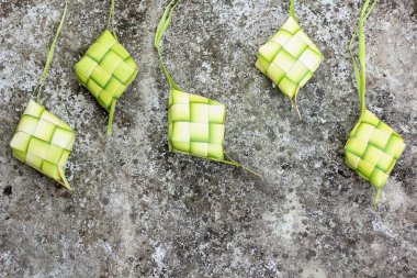 Ketupat veya pirinç köftesi geleneksel Asya yemeğidir.