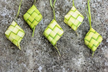 Ketupat veya pirinç köftesi geleneksel Asya yemeğidir.
