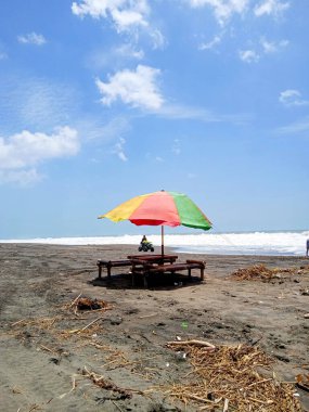 Şemsiye plajı Aydınlık bir günde
