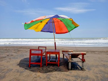 Şemsiye plajı Aydınlık bir günde