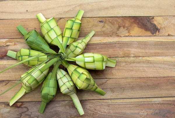 Ketupat Lub Ryż Pierogi Jest Tradycyjne Azjatyckie Jedzenie — Zdjęcie stockowe