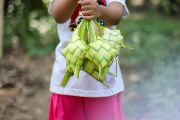 Ketupat Veya Pirinç Köftesi Geleneksel Asya Yemeğidir — Stok fotoğraf