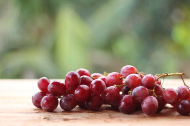 Tahta masada Taze Kırmızı Üzüm 