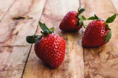 Tahta masada taze çilek meyvesi.