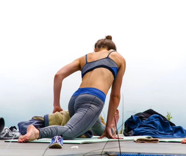 genç kadın yoga yapar