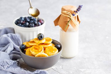 Mini krep. Krep lapası, akçaağaç şuruplu mini krep. Hollanda mini kreplerine çilekli patates gözlemesi deniyor. Şurup küçük kreplerin üzerine çilek ve yaban mersini dökülür..