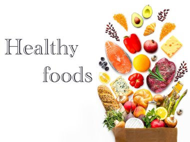 Sağlıklı yiyeceklerle dolu bir kese kağıdı. Sağlıklı gıda geçmişi. Süpermarket gıda konsepti. Dünya Gıda Günü. Süpermarketten alınmış sağlıklı ürünler paketi. Süpermarkette zıplıyor..