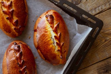 Fırından meyveli turta. Pişirme günü. Kirazlı tatlı hamur işleri. Geleneksel Rus pastaları. Rus ekmeği ve böğürtlen. Kirazlı pirozhki. Fırından fırınlanmış malların yakın çekimi. Turta. Yemek günü..