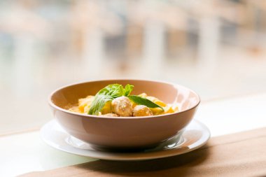 Tavşan köfteli Tagliatelle. Makarnalı kremalı soslu köfte. Etli makarna ve parmesan peyniri. Köfteli ve parmesanlı spagetti. Öğle yemeğinde İtalyan makarnası. Kasede makarna. Akşam yemeği