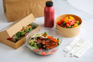 Food in boxes. Food delivery in craft boxes. Healthy food delivery to the court. Eko takeaway food. Beef Wellington with vegetables. Lunch delivery. Lunch box. Proper nutrition. Healthy food. Slimming food