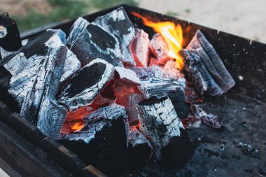 Yanan kömürler. Ateşle. Güzel kömürleri olan bir Brezilyalı. Yanan kömürlerin arka planı. Yangını. Caster. Piknik. Yanmış tahtalarla barbekü. Güzel kömürler. Kömürleşmiş. Yangın tehlikesi. Yanan kömürlerin güzel arkaplanı