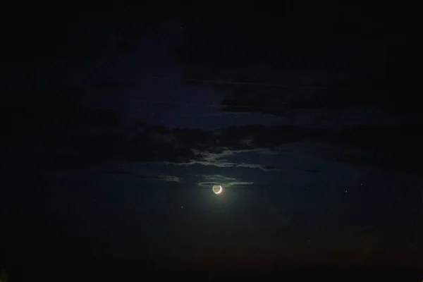 夜晚的新月 和星星一起在天空中成长的一个月和月亮在一起的夜晚夜晚 月亮和星星在一起 黑暗的天空与月亮 天文学 — 图库照片