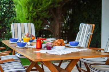 Büyük bir aile için terasta güzel bir masa. Büyük bir şirket için güzel bir kahvaltı. Büyük bir aile için terasta kahvaltı. Kahvaltı için Belçika waffle 'ı.