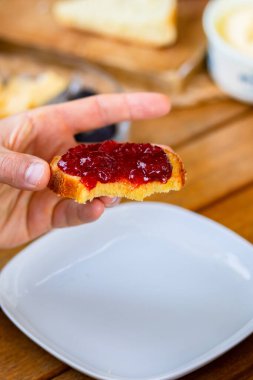 Kahvaltıda portakal suyu. Reçelli kek. Reçelli fırın. Reçelli tost. Turuncu. Kahvaltı için taze. Lezzetli, parlak yiyecekler. Güzel kahvaltı..
