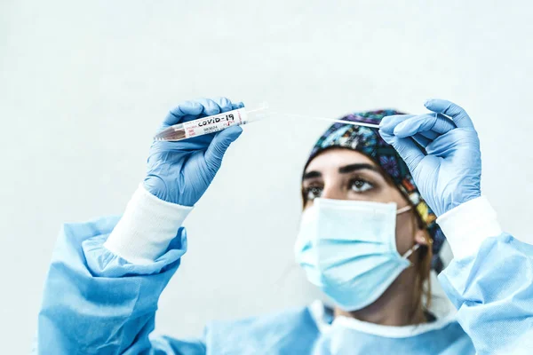 Genç Bir Bayan Doktor Covid Testi Yapmaya Çalışıyor Sağlık Sigortası — Stok fotoğraf