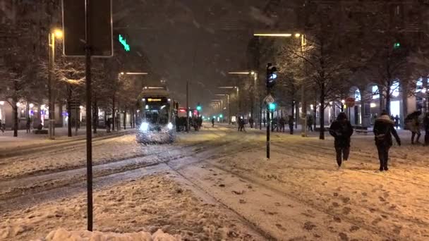 스페인사라고 Jan 2021 눈덮인 전차는 보행자들로 도로를 통과하고 대중교통 수단은 — 비디오
