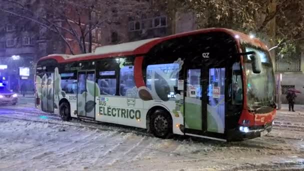 スペイン サラゴサ2021年1月9日 サラゴサの豪雪のために雪の中にバスが停車した 映画館の嵐はスペインの公共交通機関の崩壊を引き起こします — ストック動画