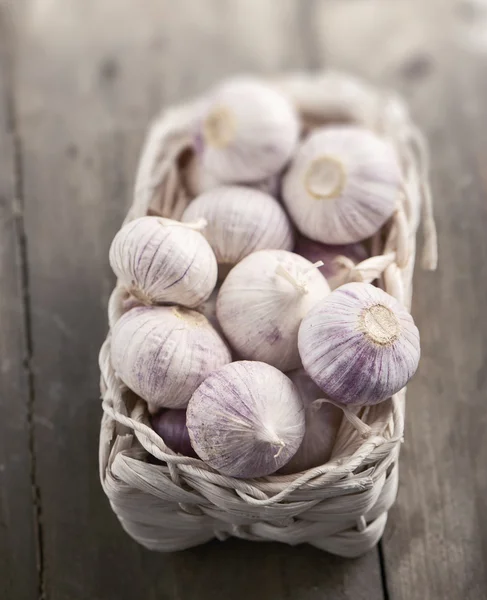 Garlics in a basket — Stock Photo, Image