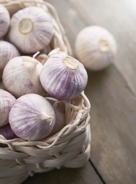 Garlics em uma cesta — Fotografia de Stock