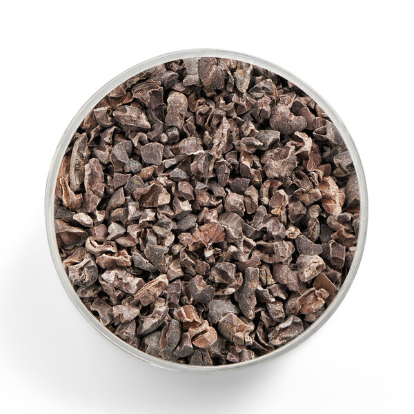 перья какао с суперпродуктами застрелены сверху в стеклянную банку
