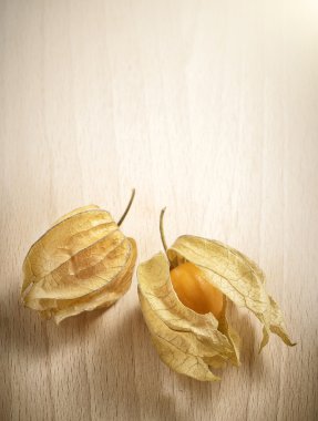 hala bir ahşap arka plan onun yapraklarda Inca meyveleri