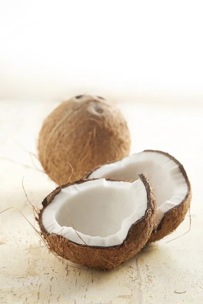 Cocounut bütün ve yarı ahşap arka plan üzerinde