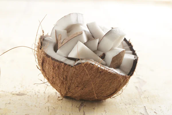 Halbe Kokosnuss gefüllt mit Kokosstücken Stockbild