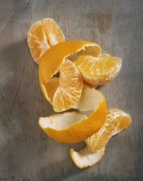 Mandarinensegmente mit Schale Stockfoto