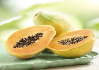 Bütün ve yarıya tatlı taze papaya
