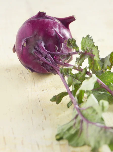 Kohlrabi fresco entero con hojas — Foto de Stock