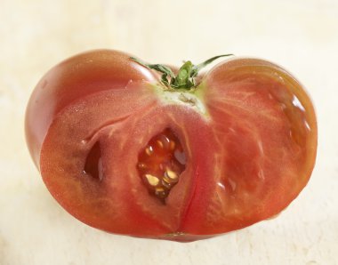 Olgun coeur de boeuf domates kesti