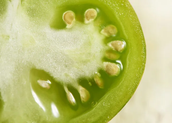 Primer plano macro de un tomate tigre en rodajas —  Fotos de Stock