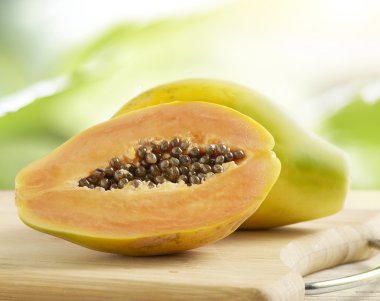Ahşap oyun tahtası yarıya ve bütün papaya