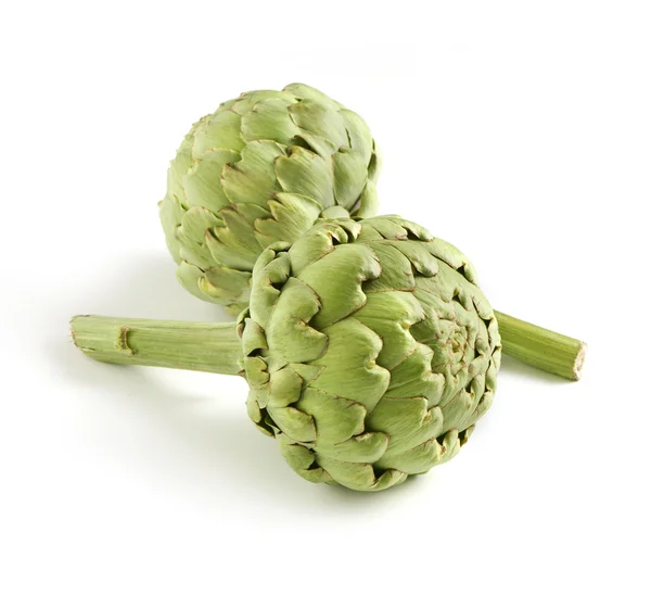 Beyaz arka plan üzerinde taze küre enginar