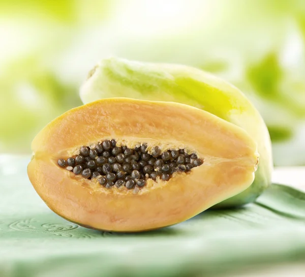 Split Papaya with Seeds in Tropical Setting — Stock Photo, Image