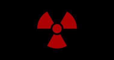 Nükleer radyasyon sembolü ve hasar retro televizyon arkaplanındaki bozulma metni. Gürültü ve arıza efektli atomik radyoaktif alarm kavramı. Kusursuz ve çevrilebilir canlandırma canlandırması.