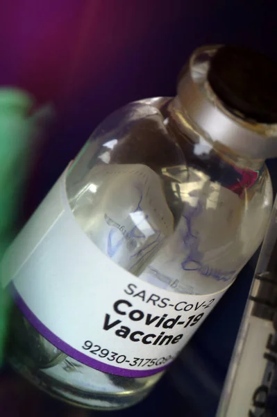 Covid Oltás Injekciós Üvegben Fecskendővel Gyógyszer Egészség Védőoltások Koronavírus — Stock Fotó