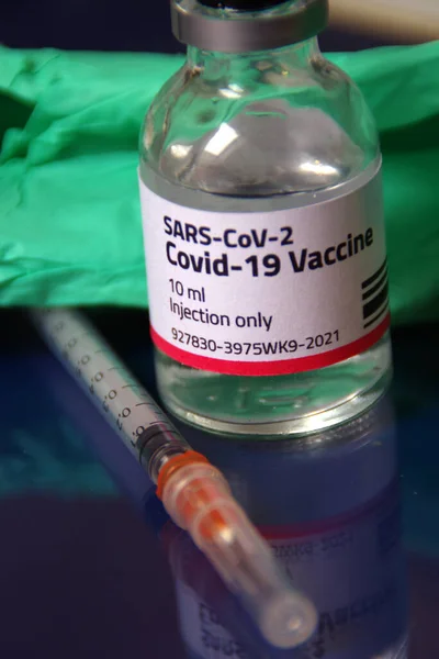 Covid Oltás Injekciós Üvegben Fecskendővel Gyógyszer Egészség Védőoltások Koronavírus — Stock Fotó