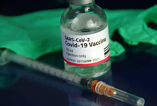 Covid 19疫苗 装在装有注射器的玻璃瓶中 疫苗和结肠病毒 — 图库照片