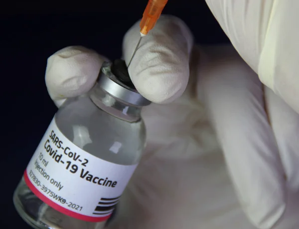 Covid 19疫苗 装在装有注射器的玻璃瓶中 疫苗和结肠病毒 — 图库照片