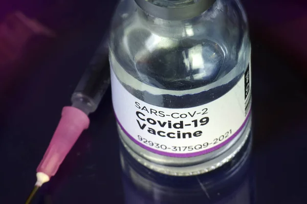 Covid Vakcina Adagja Injekciós Üvegben Fecskendővel Gyógyszer Egészség Védőoltások Koronavírus — Stock Fotó