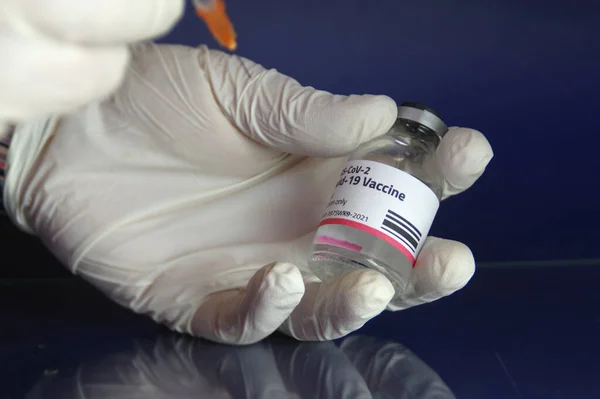 Covid Vakcina Adagot Tartalmazó Injekciós Üveg Fecskendő Megtöltése Kezében Gyógyszer — Stock Fotó