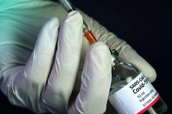 Covid Vakcina Adagot Tartalmazó Injekciós Üveg Fecskendő Megtöltése Kezében Gyógyszer — Stock Fotó