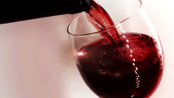 Наливаючи Червоне Вино Пляшки Склянку Повільному Русі Виноградний Напій Спалахами — стокове відео