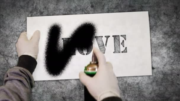 爱情喷涂在水泥墙上 涂鸦的概念艺术的浪漫的感情 幸福的夫妇和婚礼 手拿着文字模板的喷漆 城市抽象画 — 图库视频影像