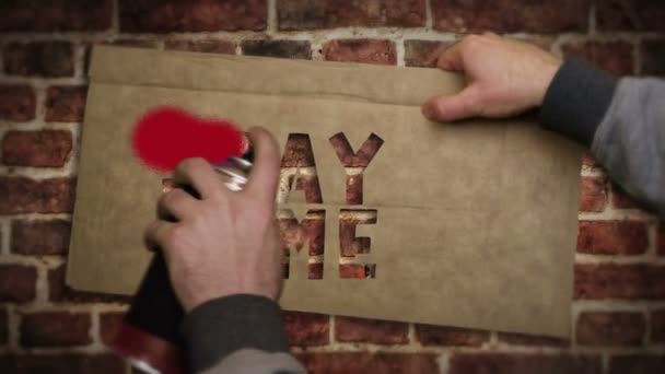 Залишайтеся Вдома Спреєм Пофарбованим Червоний Напис Цегляній Стіні Графіті Концепція — стокове відео