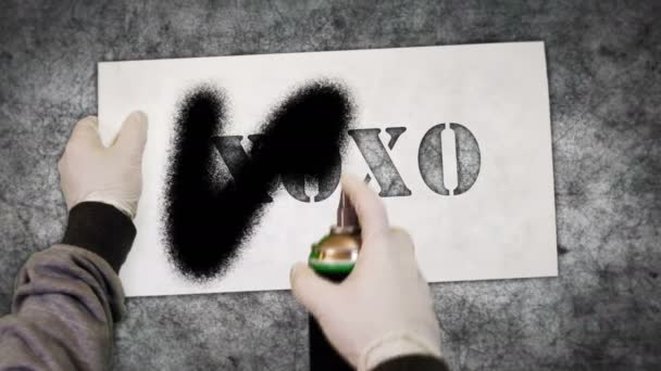 Xoxo Symbol Spray Painted Concrete Wall ロマンチックなサインの落書きのコンセプトアート 手元に看板テンプレート付きエアブラシペイント 都市抽象画 — ストック動画