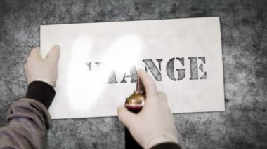 Beton duvara yazı spreyi boyanmış. Graffiti konsepti sanat pozitif devrim, küresel iklim ve aktivist protesto ikonu. Elinde şablonu olan bir boya. Şehir soyut sanat eserleri